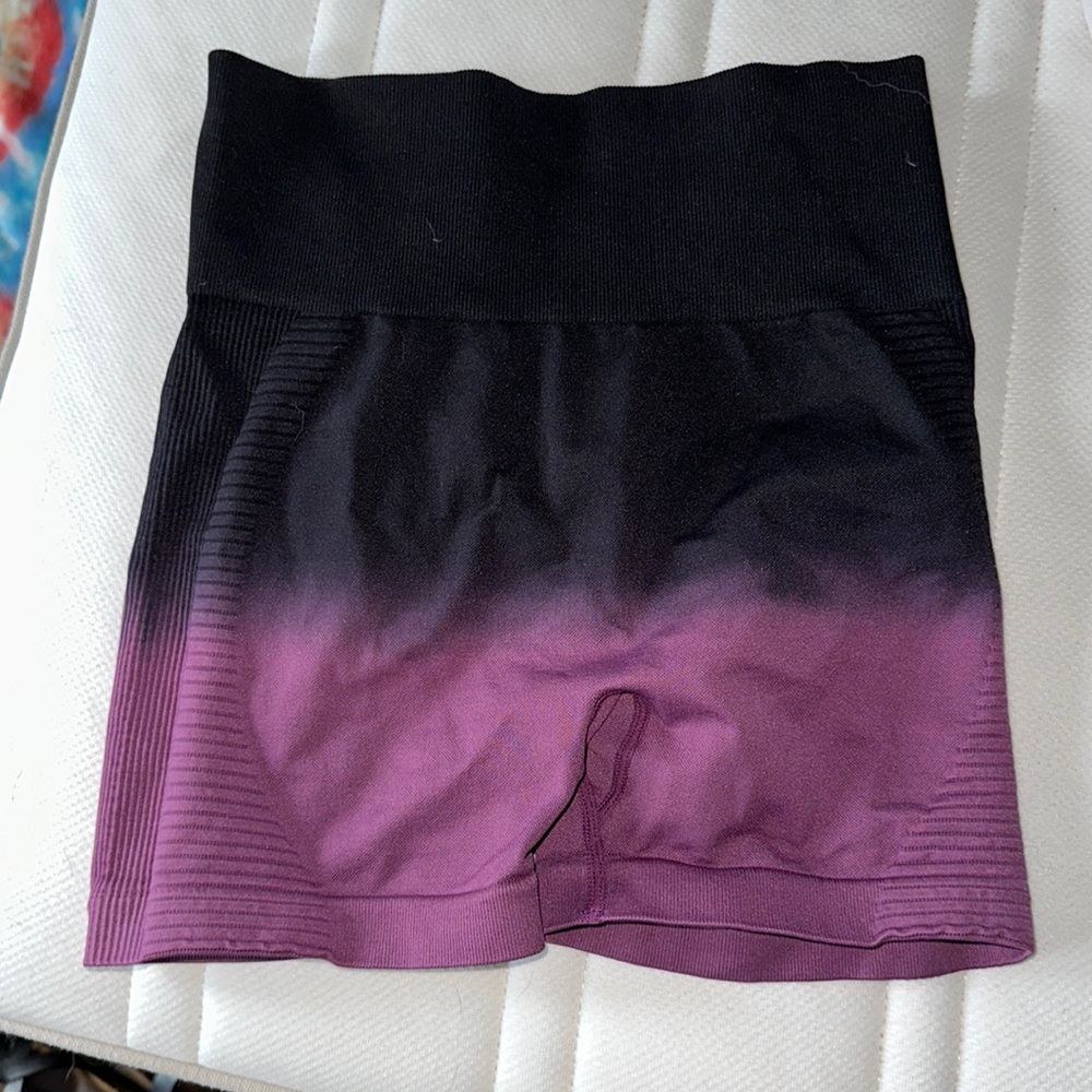 butt scrunch gym shorts small